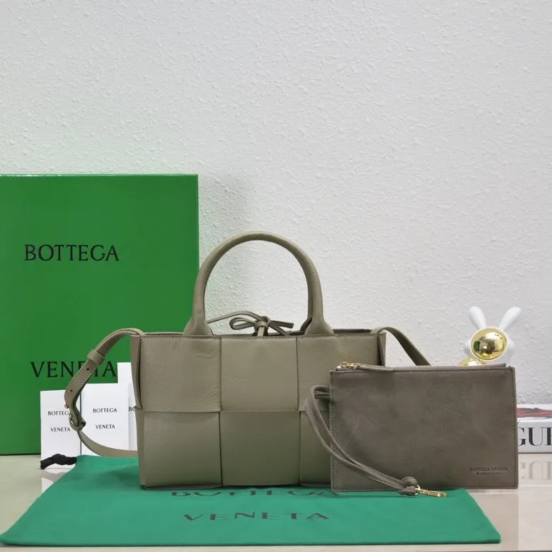 Batch 1460 🔥🔥🔥BV mini tote bag🟡🟡🟡Arco tote finally has a mini version this season. I love this size💯I have always been fond of tote bags because it has no complicated design, is simple and neat, and is easy to match with daily clothes🍒🍒Key point key point! It comes with a detachable shoulder strap, suitable for commuting and casual wear for any occasion👏👏Model number: 9894#, size: 25x16x8cm